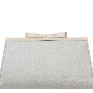 (NWT) SILVER CROSSBODY CLUTCH BAG